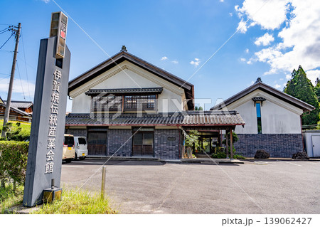 三重県伊賀市　初夏の伊賀焼伝統産業会館の正面外観 139062427