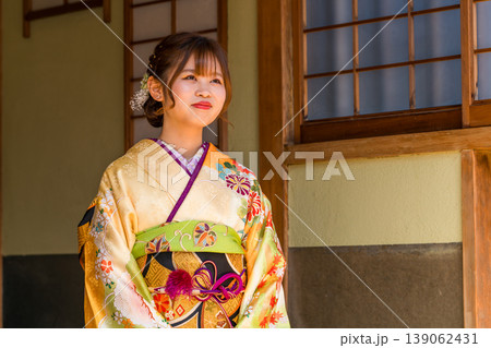 和室で振袖姿で畳の上で正座する若い日本人女性（二十歳の集い,成人式） 139062431