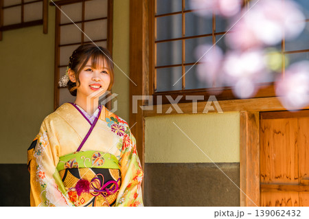 和室で振袖姿で畳の上で正座する若い日本人女性(二十歳の集い,成人式) 和室で振袖姿で畳の上で正座する若い日本人女性(二十歳の集い,成人式) 139062432