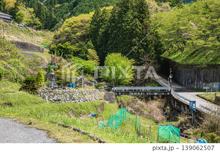 明日香村上（かむら）地区春の里山風景　奈良県高市郡 139062507
