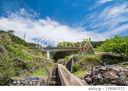 明日香村上(かむら)地区春の里山風景 奈良県高市郡 明日香村上(かむら)地区春の里山風景 奈良県高市郡 139062511