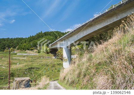 明日香村上（かむら）地区の棚田に架かる橋　きつわき橋　奈良県 139062546