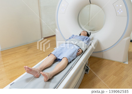 病院でCT検査を受ける患者　撮影協力：学校法人電波学園　東京電子専門学校 139062585