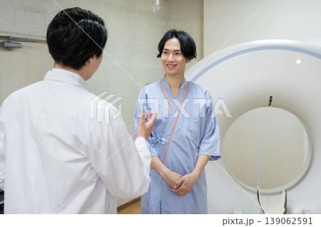 病院でCT検査を受ける患者 撮影協力:学校法人電波学園 東京電子専門学校 病院でCT検査を受ける患者 撮影協力:学校法人電波学園 東京電子専門学校 139062591