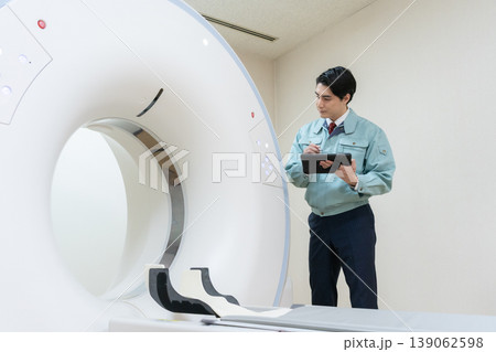 病院のCTをメンテナンスするエンジニア 撮影協力:学校法人電波学園 東京電子専門学校 病院のCTをメンテナンスするエンジニア 撮影協力:学校法人電波学園 東京電子専門学校 139062598
