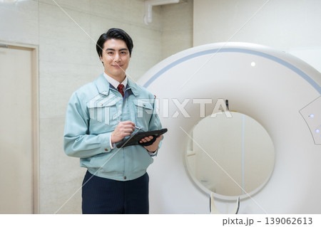 病院のCTをメンテナンスするエンジニア 撮影協力:学校法人電波学園 東京電子専門学校 病院のCTをメンテナンスするエンジニア 撮影協力:学校法人電波学園 東京電子専門学校 139062613