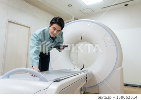 病院のCTをメンテナンスするエンジニア 撮影協力:学校法人電波学園 東京電子専門学校 病院のCTをメンテナンスするエンジニア 撮影協力:学校法人電波学園 東京電子専門学校 139062614