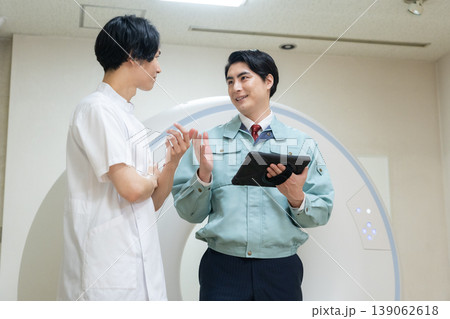 病院のCTをメンテナンスするエンジニアと医者 撮影協力:学校法人電波学園 東京電子専門学校 病院のCTをメンテナンスするエンジニアと医者 撮影協力:学校法人電波学園 東京電子専門学校 139062618