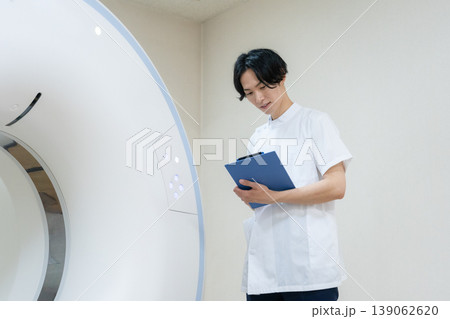 病院でCT検査をする放射線技師 撮影協力:学校法人電波学園 東京電子専門学校 病院でCT検査をする放射線技師 撮影協力:学校法人電波学園 東京電子専門学校 139062620