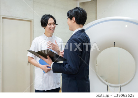 病院のCTをメンテナンスするビジネスマンと医者 撮影協力:学校法人電波学園 東京電子専門学校 病院のCTをメンテナンスするビジネスマンと医者 撮影協力:学校法人電波学園 東京電子専門学校 139062628