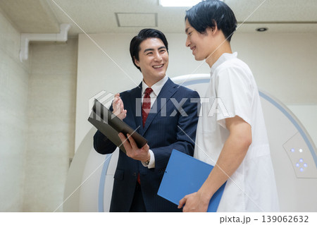 病院のCTをメンテナンスするビジネスマンと医者 撮影協力:学校法人電波学園 東京電子専門学校 病院のCTをメンテナンスするビジネスマンと医者 撮影協力:学校法人電波学園 東京電子専門学校 139062632