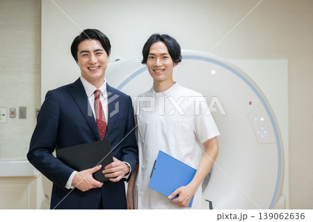 病院のCTをメンテナンスするビジネスマンと医者　撮影協力：学校法人電波学園　東京電子専門学校 139062636