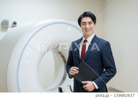 病院のCTをメンテナンスするビジネスマン　撮影協力：学校法人電波学園　東京電子専門学校 139062637