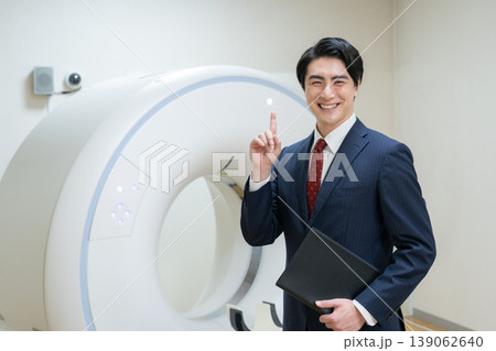 病院のCTをメンテナンスするビジネスマン　撮影協力：学校法人電波学園　東京電子専門学校 139062640