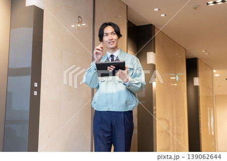 ビルメンテナンスする男性エンジニア 撮影協力:学校法人電波学園 東京電子専門学校 ビルメンテナンスする男性エンジニア 撮影協力:学校法人電波学園 東京電子専門学校 139062644