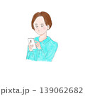 スマートフォンを見る女性　シンプルでかわいい手描きイラスト 139062682