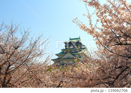 満開の桜に囲まれる春の大阪城 満開の桜に囲まれる春の大阪城 139062706