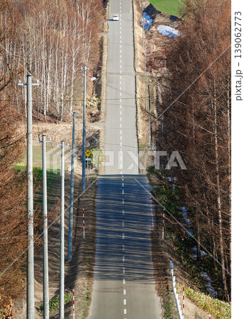 早春の北海道旭川市にある新ジェットコースターの道 139062773