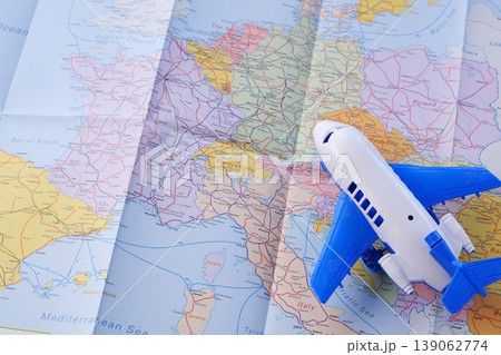 ヨーロッパ旅行 - ヨーロッパの上空を飛ぶ旅客機のイメージで、ヨーロッパへの空の旅のイメージ 139062774