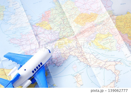 ヨーロッパ旅行 - ヨーロッパの上空を飛ぶ旅客機のイメージで、ヨーロッパへの空の旅のイメージ 139062777