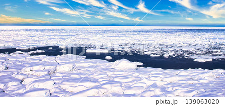 知床地方のオホーツク海の美しい流氷風景 知床地方のオホーツク海の美しい流氷風景 139063020