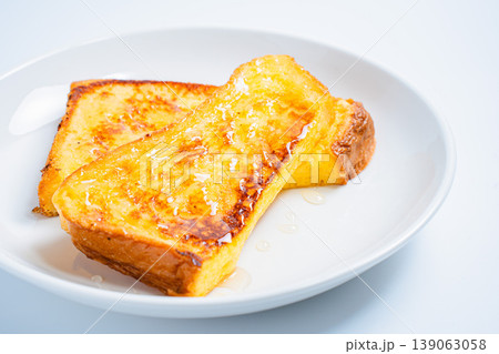 はちみつがけフレンチトーストのクローズアップ 白い皿に盛り付けた朝食イメージ 139063058