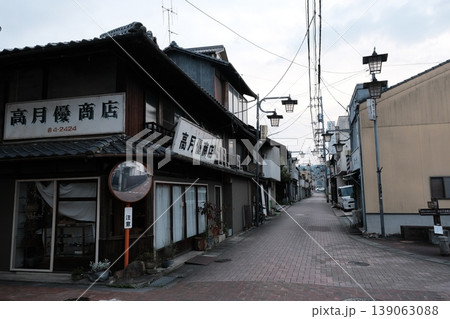 古い街並みが残る大洲城近くの商店街 古い街並みが残る大洲城近くの商店街 139063088
