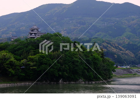 大洲市肱川のほとりに建つ大洲城に日没がおとずれる 139063091