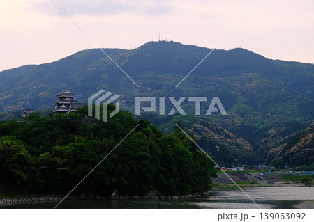 大洲市肱川のほとりに建つ大洲城に日没がおとずれる 大洲市肱川のほとりに建つ大洲城に日没がおとずれる 139063092