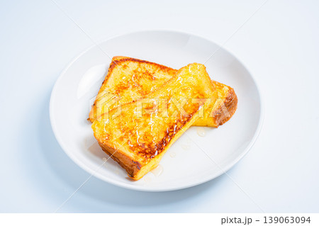 はちみつがけフレンチトーストのクローズアップ 白い皿に盛り付けた朝食イメージ 139063094