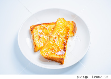 はちみつがけフレンチトーストのクローズアップ 白い皿に盛り付けた朝食イメージ 139063096