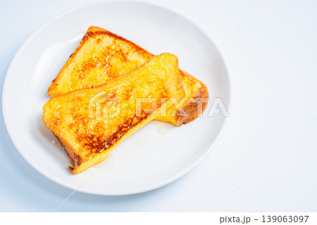 はちみつがけフレンチトーストのクローズアップ 白い皿に盛り付けた朝食イメージ 139063097