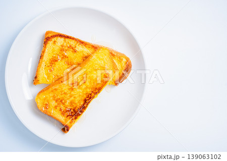 はちみつがけフレンチトーストのクローズアップ 白い皿に盛り付けた朝食イメージ はちみつがけフレンチトーストのクローズアップ 白い皿に盛り付けた朝食イメージ 139063102