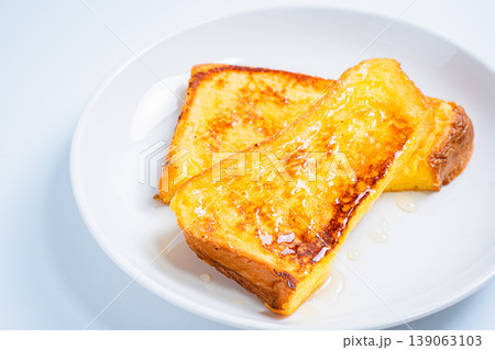 はちみつがけフレンチトーストのクローズアップ 白い皿に盛り付けた朝食イメージ はちみつがけフレンチトーストのクローズアップ 白い皿に盛り付けた朝食イメージ 139063103