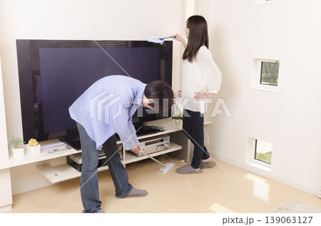 一緒に掃除をする若い夫婦 一緒に掃除をする若い夫婦 139063127