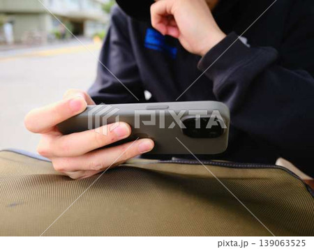 スマホを見ている男性の手元 スマホを見ている男性の手元 139063525