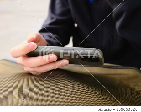 スマホを見ている男性の手元 139063528