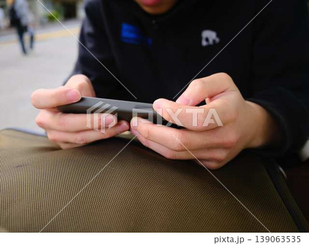 スマホを見ている男性の手元 139063535