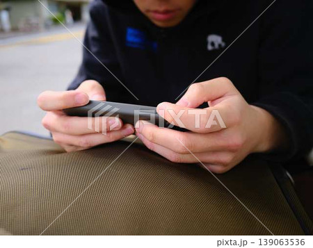 スマホを見ている男性の手元 139063536
