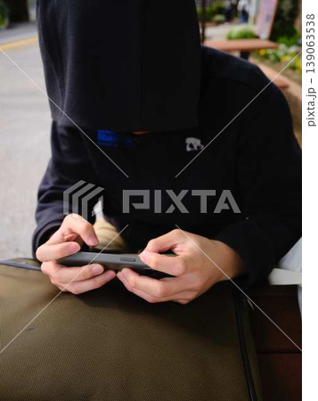 スマホを見ている男性の手元 139063538