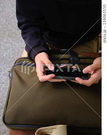スマホを見ている男性の手元 スマホを見ている男性の手元 139063550