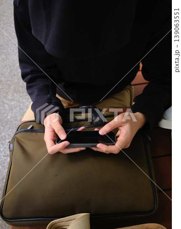 スマホを見ている男性の手元 スマホを見ている男性の手元 139063551