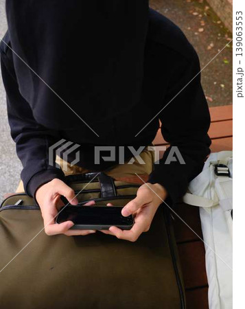 スマホを見ている男性の手元 スマホを見ている男性の手元 139063553
