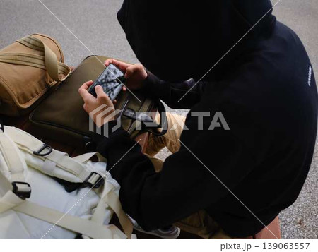 スマホを見ている男性の手元 スマホを見ている男性の手元 139063557