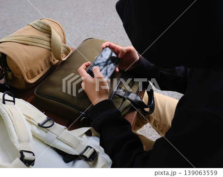 スマホを見ている男性の手元 スマホを見ている男性の手元 139063559