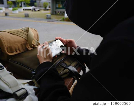 スマホを見ている男性の手元 スマホを見ている男性の手元 139063560