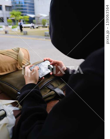 スマホを見ている男性の手元 スマホを見ている男性の手元 139063564