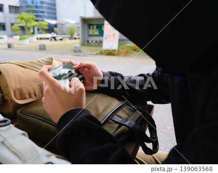 スマホを見ている男性の手元 スマホを見ている男性の手元 139063568