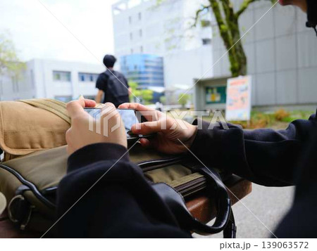 スマホを見ている男性の手元 139063572