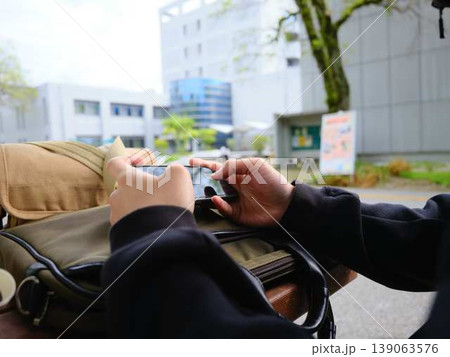 スマホを見ている男性の手元 スマホを見ている男性の手元 139063576